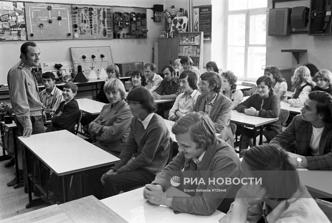 Следователь Владимир Востряков беседует с учащимися техникума