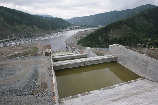 Вид на береговой водосброс Саяно-Шушенской ГЭС