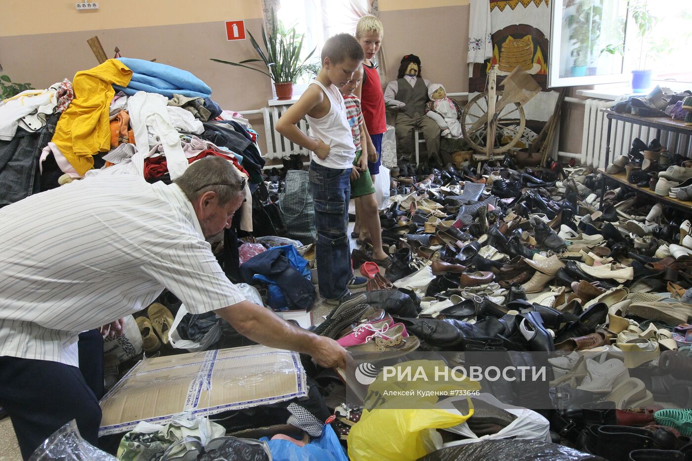 Раздача гуманитарной помощи пострадавшим от пожара