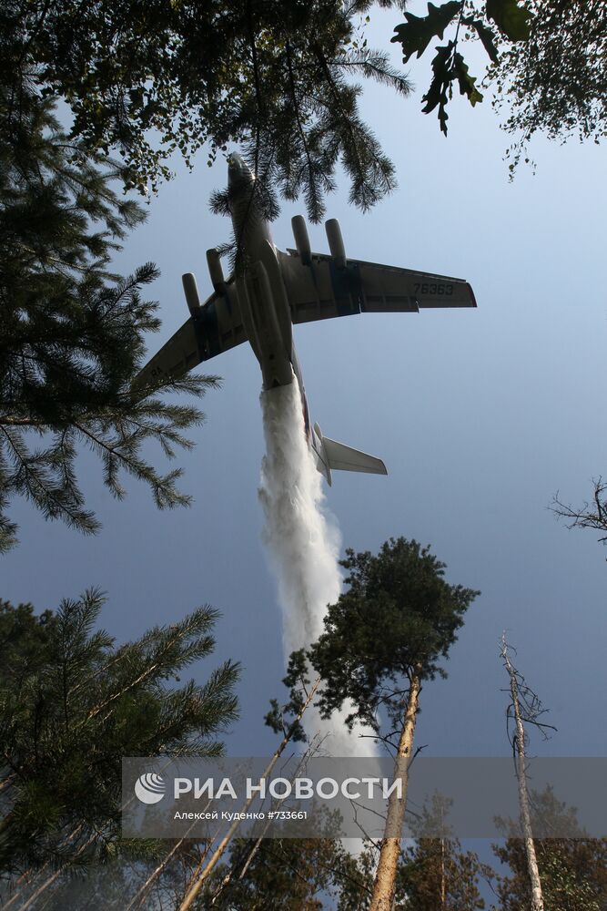 Тушение пожара в лесу с помощью самолета МЧС