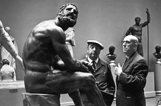 Поэт Пабло Неруда и скульптор Альберто Санчес