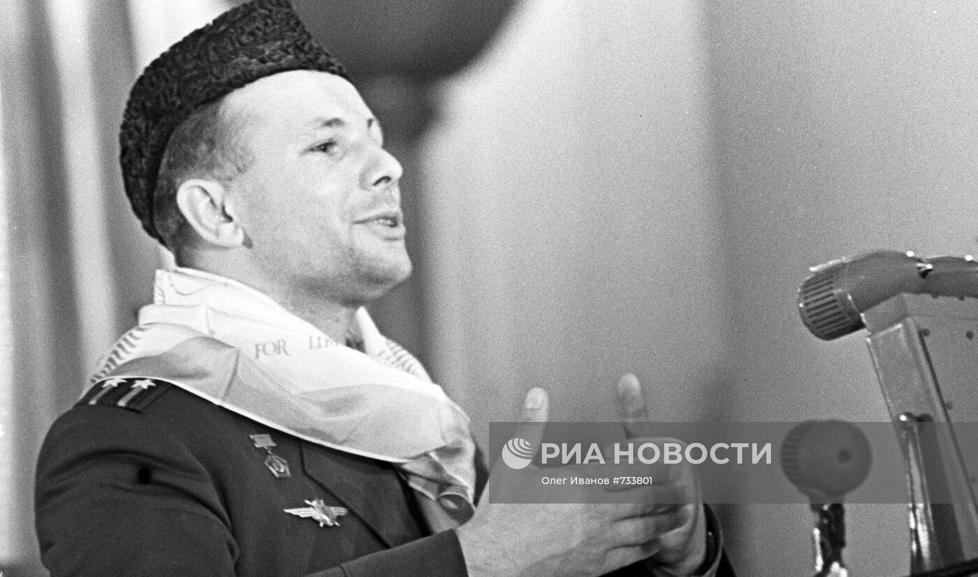 Летчик-космонавт СССР Юрий Гагарин выступает на конгрессе МСС