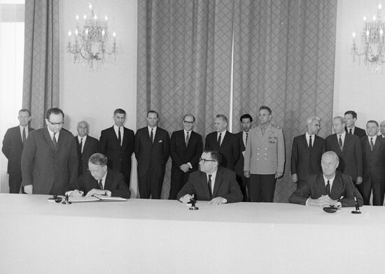 Подписание Договора о нераспространении ядерного оружия