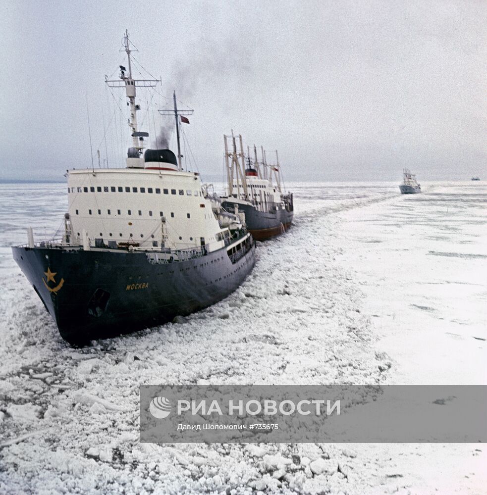 Ледокол "Москва" ведет караван судов сквозь льды Арктики