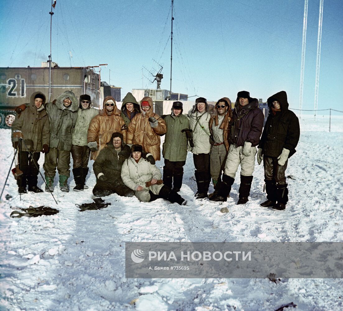 Советские и французские полярники на станции "Восток"
