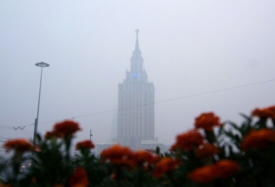 Дым от лесных пожаров в Москве