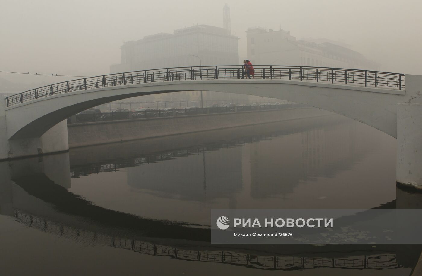 Дым от лесных пожаров окутал Москву
