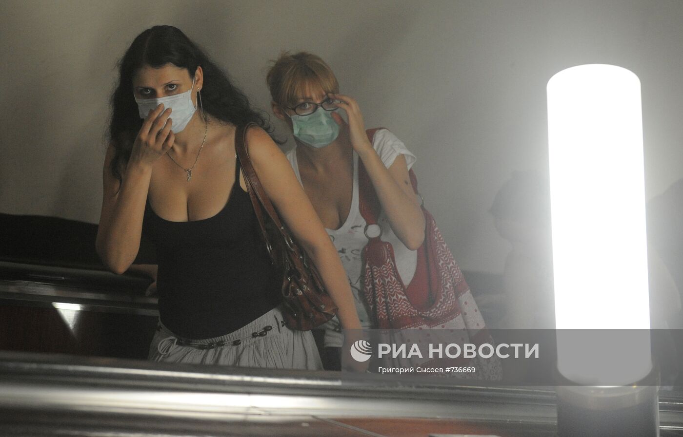 Горожане в масках в московском метрополитене