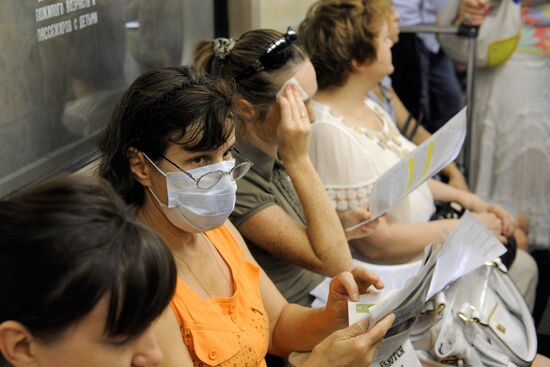 Горожане в масках в московском метрополитене