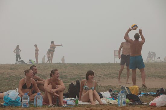 Москвичи отдыхают на пляже в Строгинской пойме