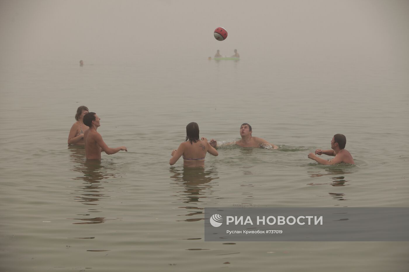 Москвичи купаются в Строгинской пойме