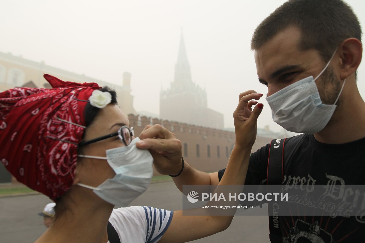 Иностранные туристы у стен Московского Кремля