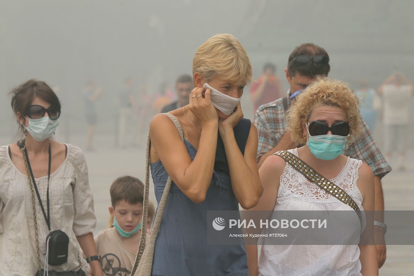 Туристы в защитных масках на территории Московского Кремля