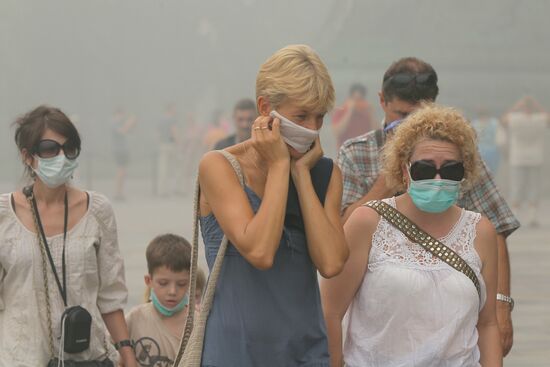 Туристы в защитных масках на территории Московского Кремля