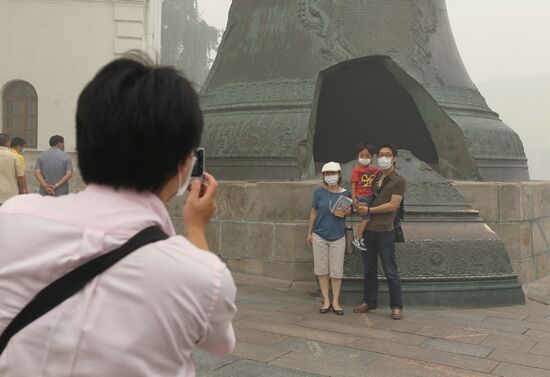 Иностранные туристы на территории Московского Кремля