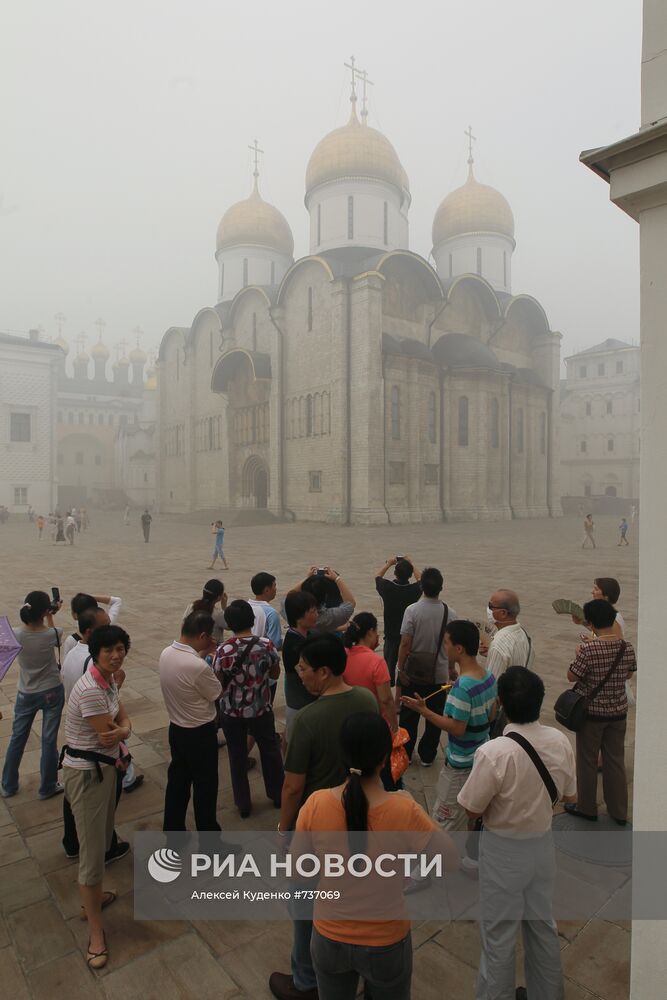 Иностранные туристы на территории Московского Кремля
