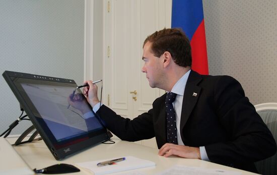Дмитрий Медведев провел видеоконференцию с Александром Карлиным