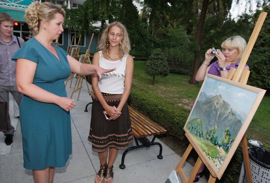 Светлана Медведева открыла выставку молодых художников в Сочи