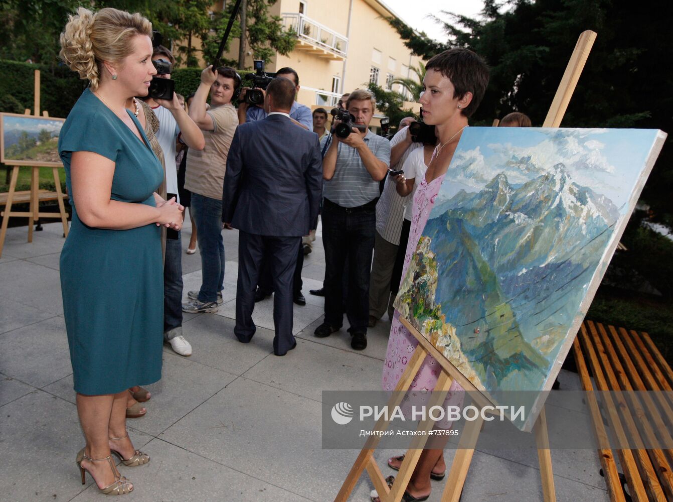 Светлана Медведева открыла выставку молодых художников в Сочи