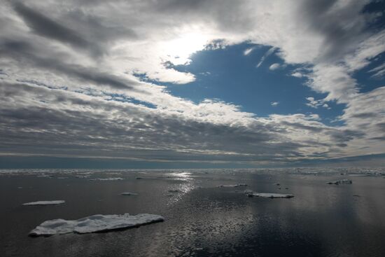 Экспедиция буксира "Неотразимый" в район архипелага Новая Земля