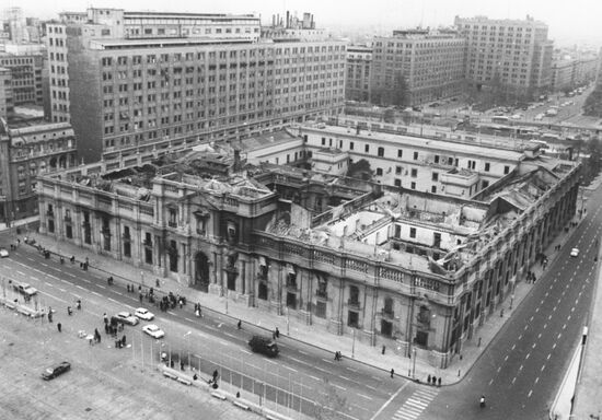 Разрушенный дворец Ла-Монеда в Сантьяго