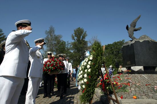 В С.-Петербурге почтили память моряков подводной лодки "Курск"