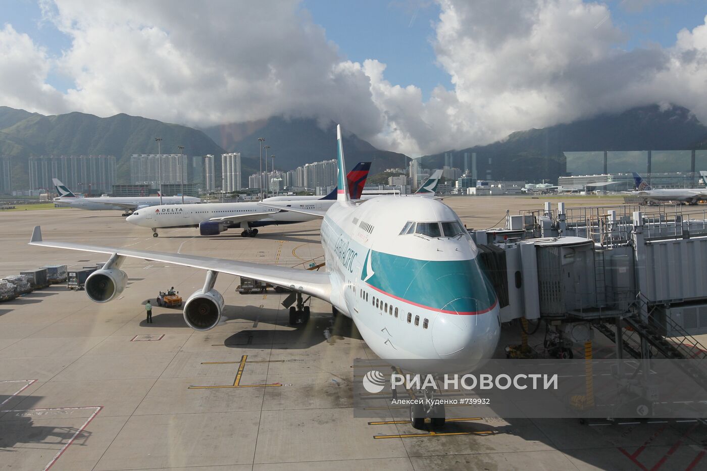Стоянка самолетов в аэропорту Гонконга