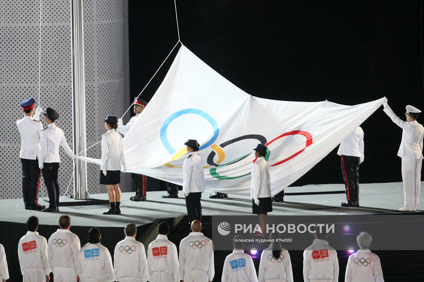 Подъем олимпийского флага