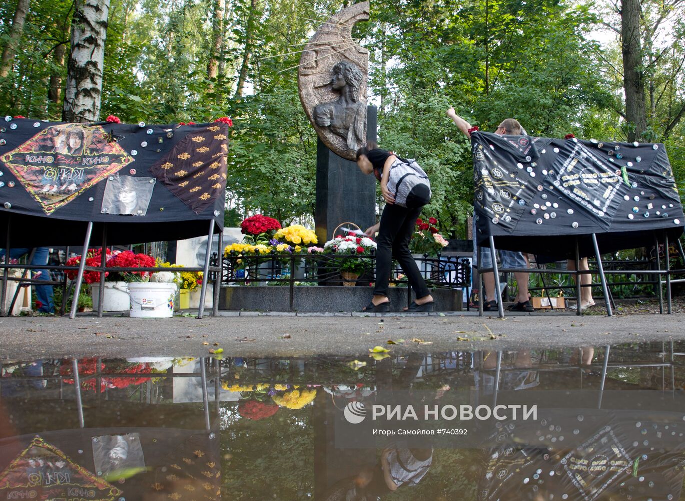 Памятник на могиле Виктора Цоя