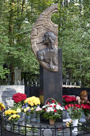 Памятник на могиле Виктора Цоя