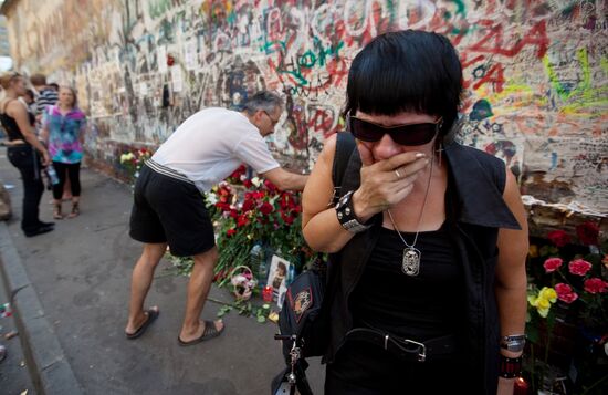 Поклонники возлагают цветы к стене памяти музыканта Виктора Цоя