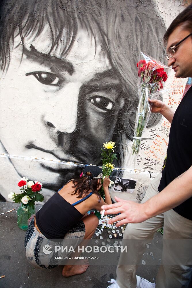 Поклонники возлагают цветы к стене памяти музыканта Виктора Цоя