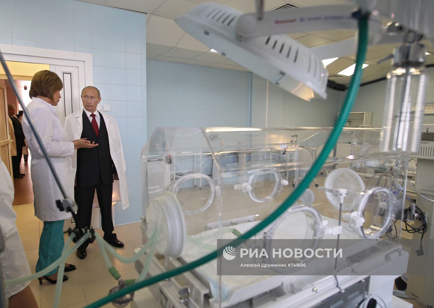 Владимир Путин посетил перинатальный центр в Твери