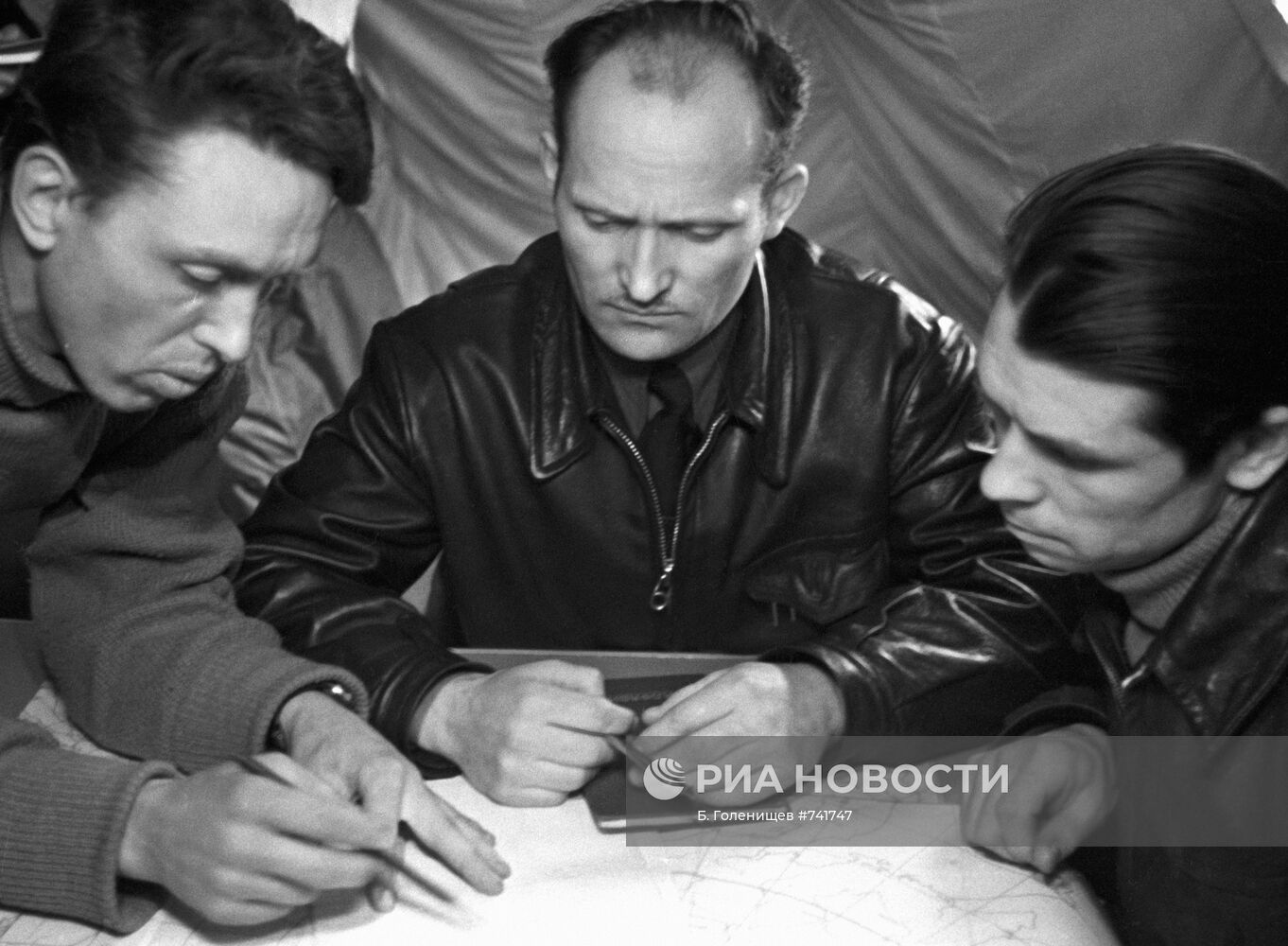 Арктическая станция "Северный полюс - 12"