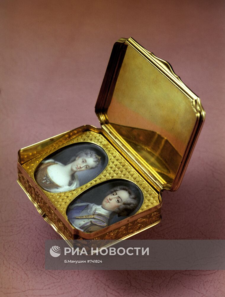 Табакерка с портретом Людовика XVIII и Марии Лещинской