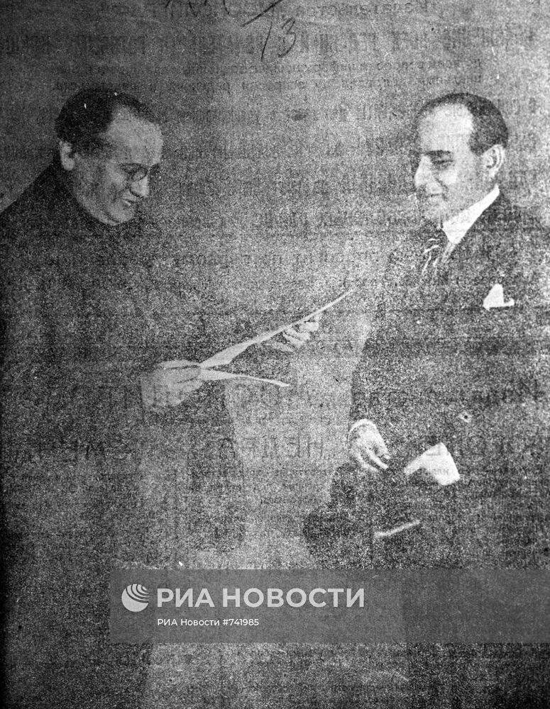 Г.П. ди Манки вручает М.М. Литвинову ноту