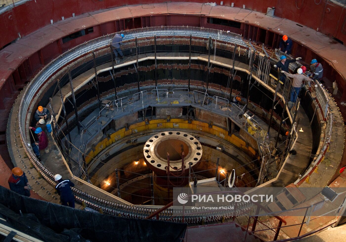 Восстановительные работы в машинном зале Саяно-Шушенской ГЭС