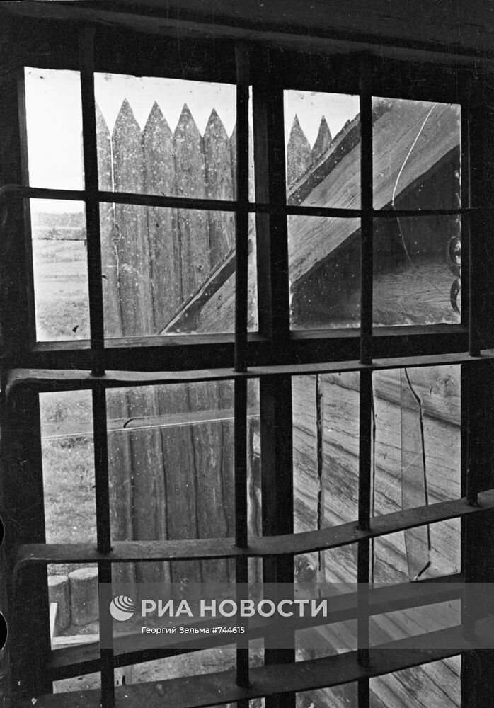 Решетка окна в пересыльной тюрьме, где сидели революционеры