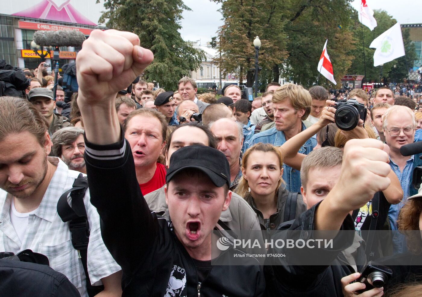 Акция в защиту Химкинского леса на Пушкинской площади в Москве