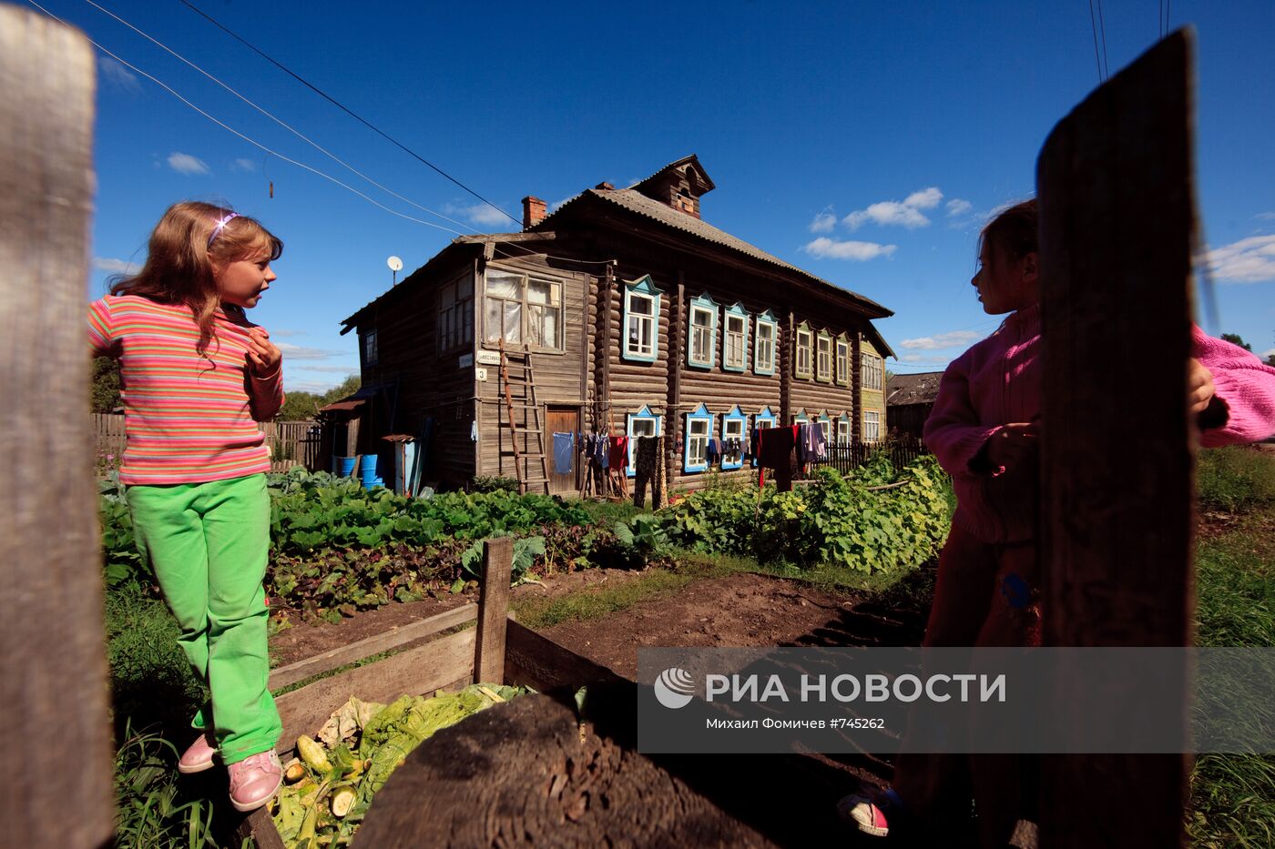 Александра Зарубина во дворе своего дома в поселке Пречистое | РИА Новости  Медиабанк