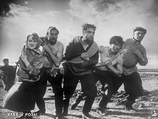 Кадр из фильма "Хлеб и розы"