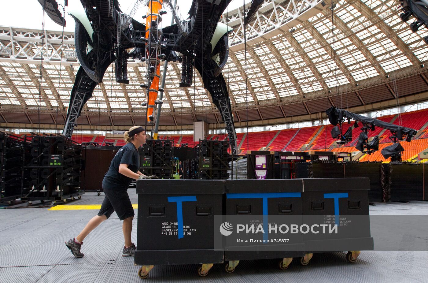 Монтаж сцены для концерта U2