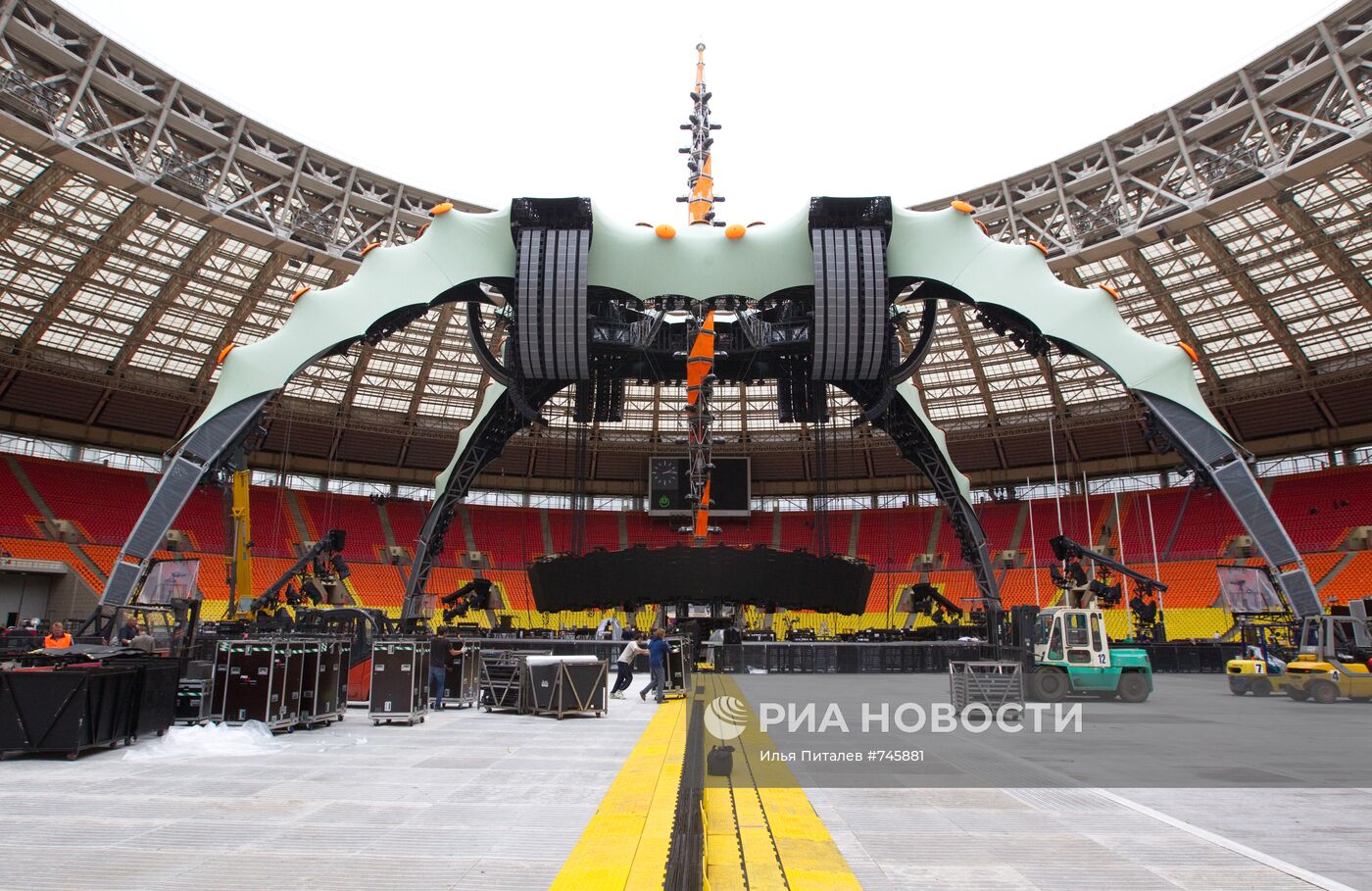 Монтаж сцены для концерта U2