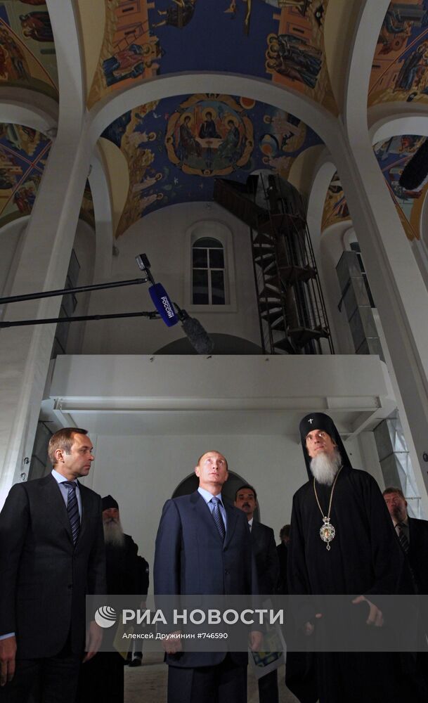 Владимир Путин посетил собор Святой Живоначальной Троицы