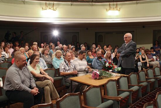 Сбор труппы в театре РАМТ