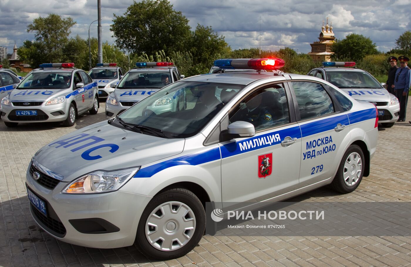Церемония передачи 70 служебных автомобилей УВД ЮАО г. Москвы