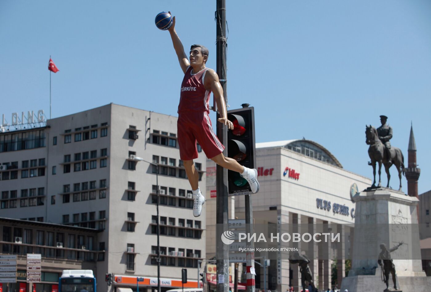 Улицы Анкары урашены скульптурными фигурами баскетболистов