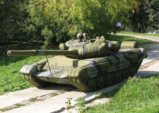 Надувной макет танка
