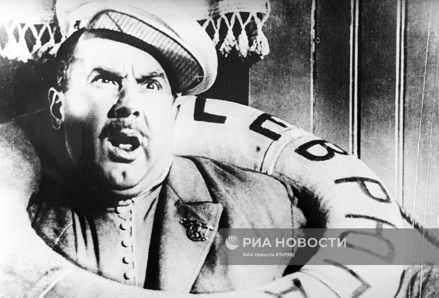 Кадр из фильма "Волга-Волга"