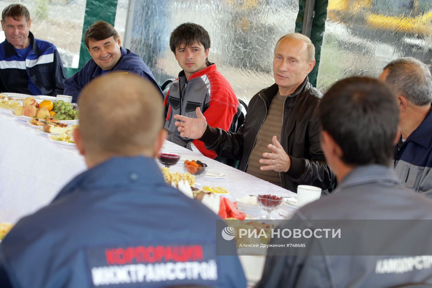 В. Путин пообщался с дорожными рабочими на трассе Хабаровск-Чита